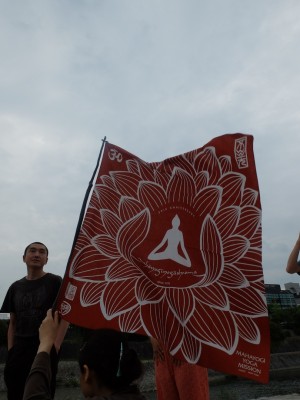 アーサナデモ４　旗